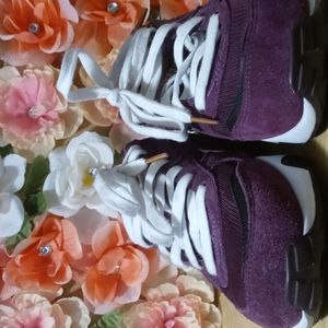 Very nice size 8 w trinomic PUMA'S sneakers